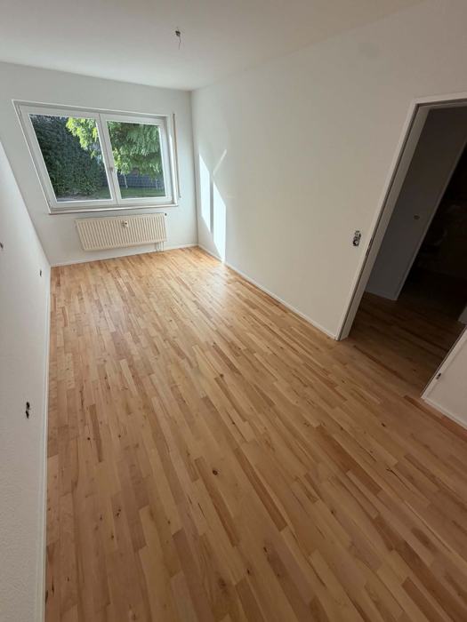 Helles Stabparkett in einem Zimmer mit Fenster